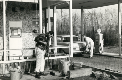 501939 Afbeelding van het kantoortje van het benzinestation aan Rijksweg 2 te Utrecht (ter hoogte van de Lage Weide), ...
